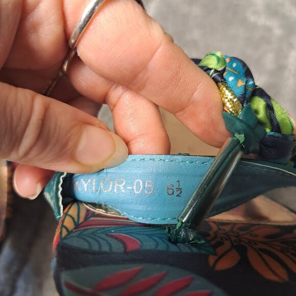 REFRESH TEAL FLORAL KITTEN HEEL THONG SANDALS WOMENS SIZE 6.5 - Picture 8 of 10